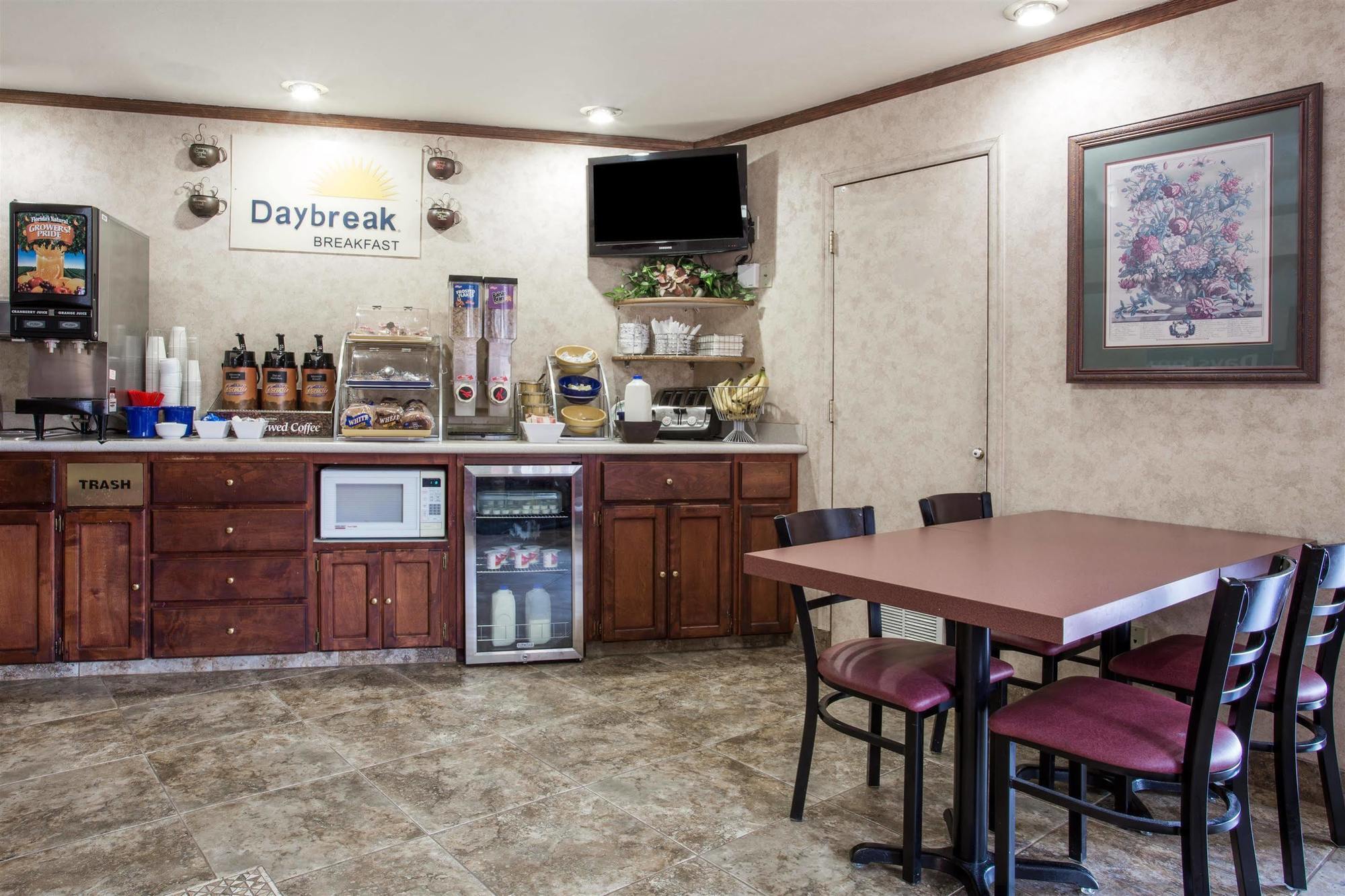 Days Inn By Wyndham Portland Central Extérieur photo